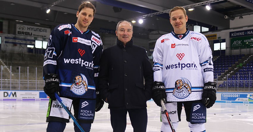 Portraitfoto von Axel M. Koch und zwei Spielern der Straubing Tigers