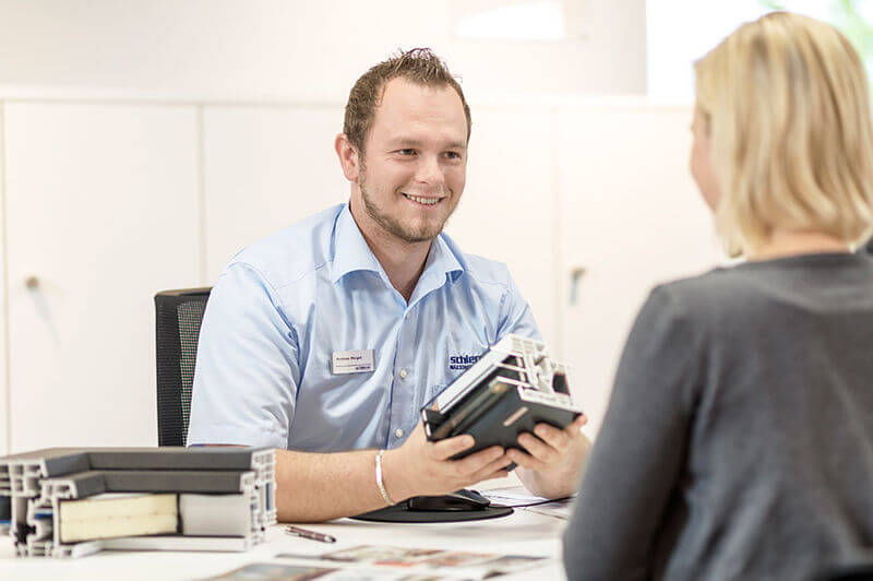 zwei Mitarbeiter der Max Schierer GmbH bei einem Gespräch
