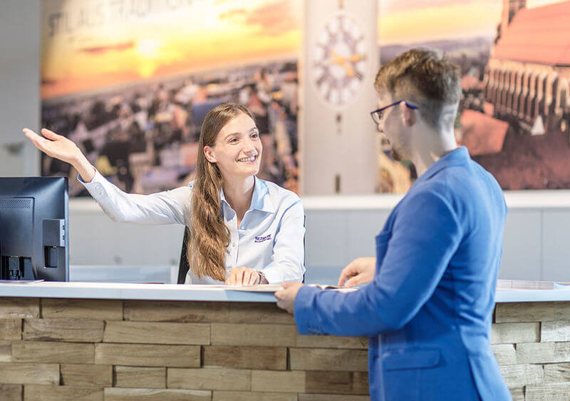 zwei Mitarbeiter der Max Schierer GmbH im Empfangsbereich