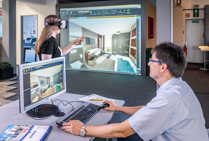 zwei Mitarbeiter der Max Schierer GmbH bei der Planung eines Badezimmers