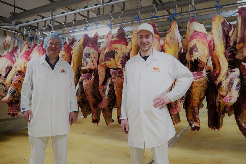 zwei Mitarbeiter des FZK bei der Herstellung