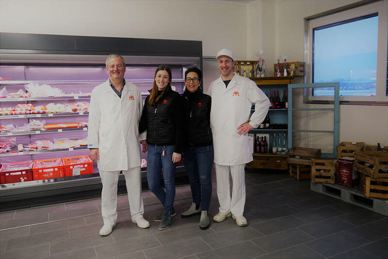 Gruppenfoto vor der Kühltheke