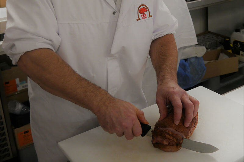 Mitarbeiter des FZK beim Schneiden