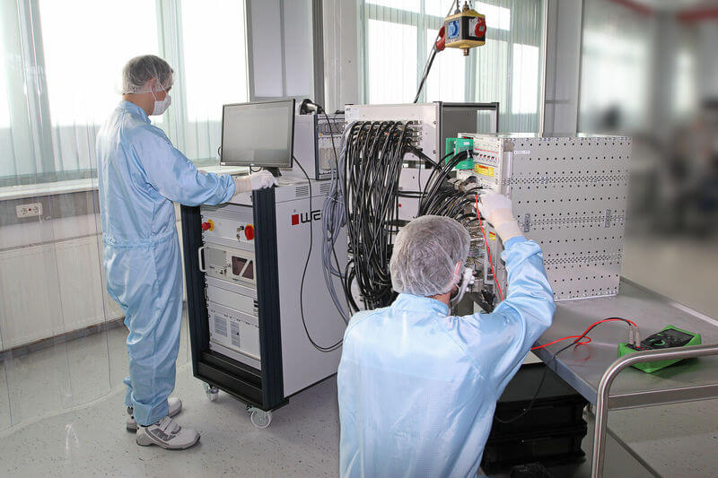 Verbindungstest eines Prototypen im_Reinraum