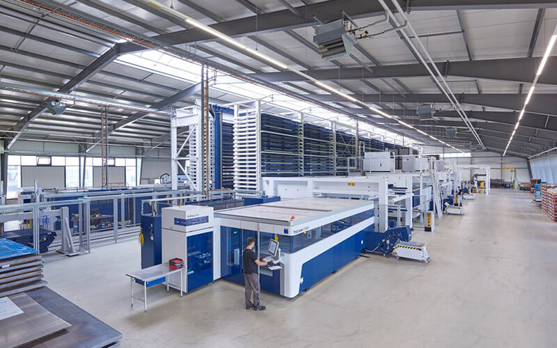 Innenansicht Produktionshalle der Hatec GmbH