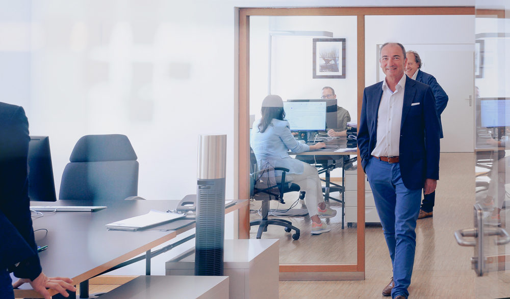 Portraitfoto von Axel M. Koch im Büro