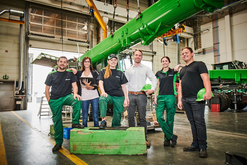 Gruppenfoto in der Produktionshalle