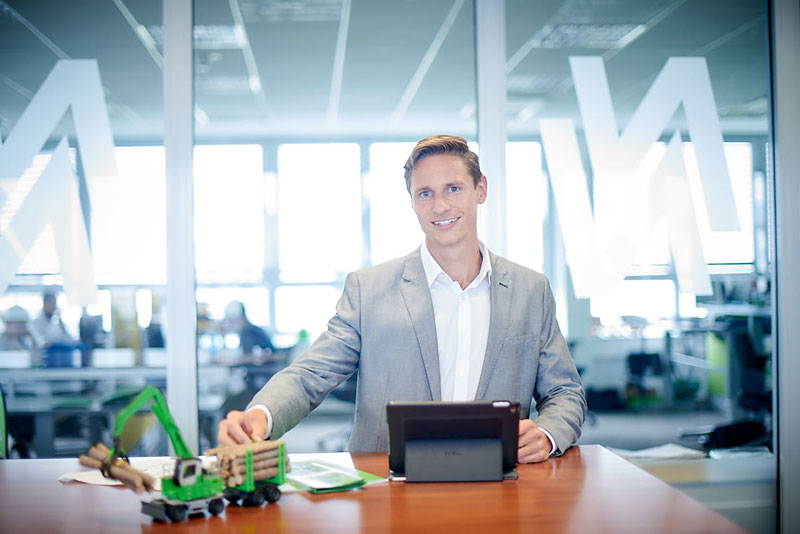 Sennebogen Mitarbeiter am Schreibtisch