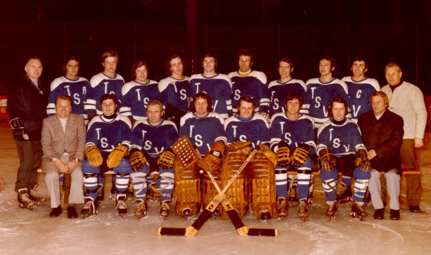 Gruppenfoto mit den Spielern der Straubing Tigers von 1973