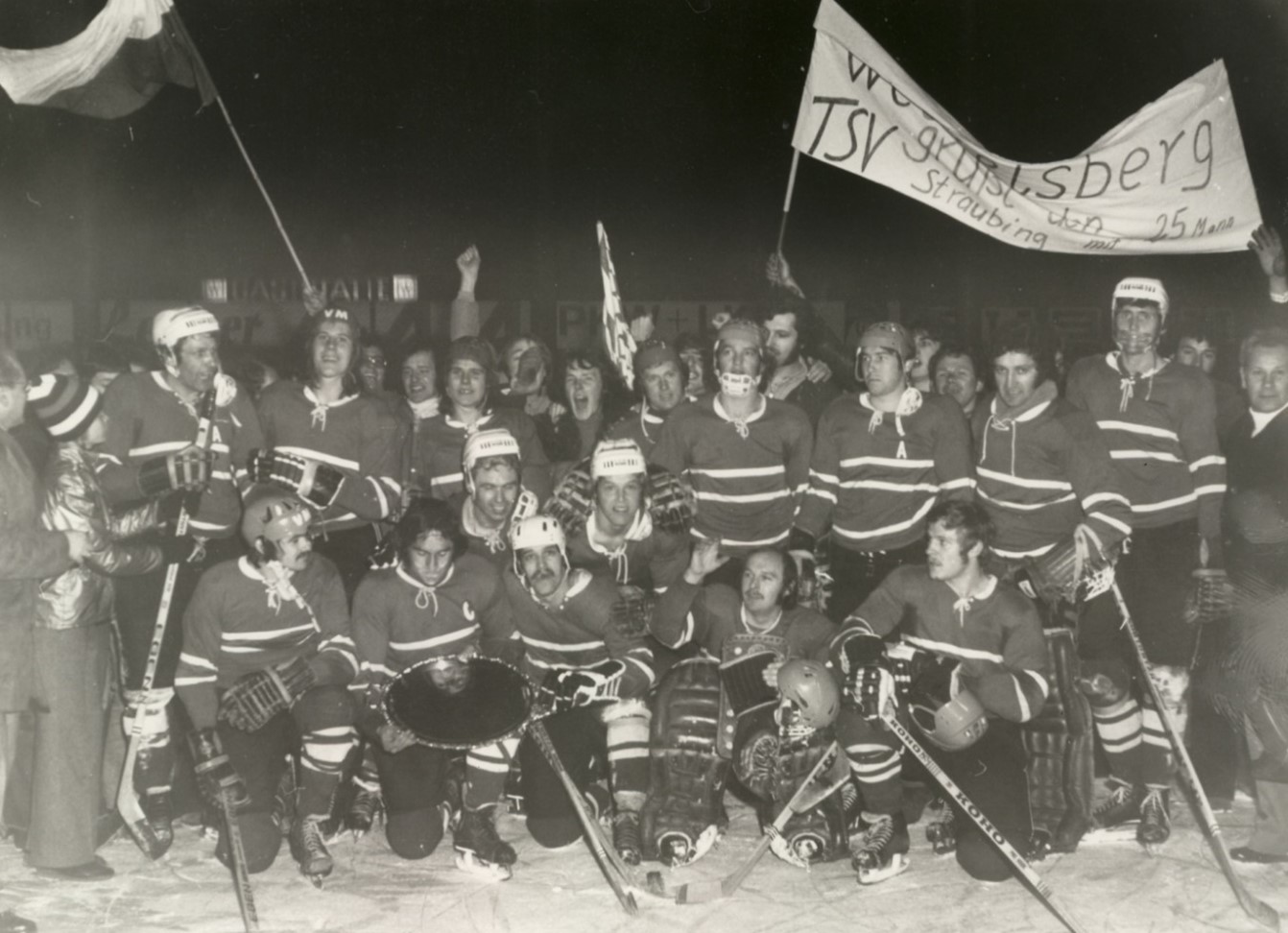 Gruppenfoto mit den Spielern der Straubing Tigers von 1975