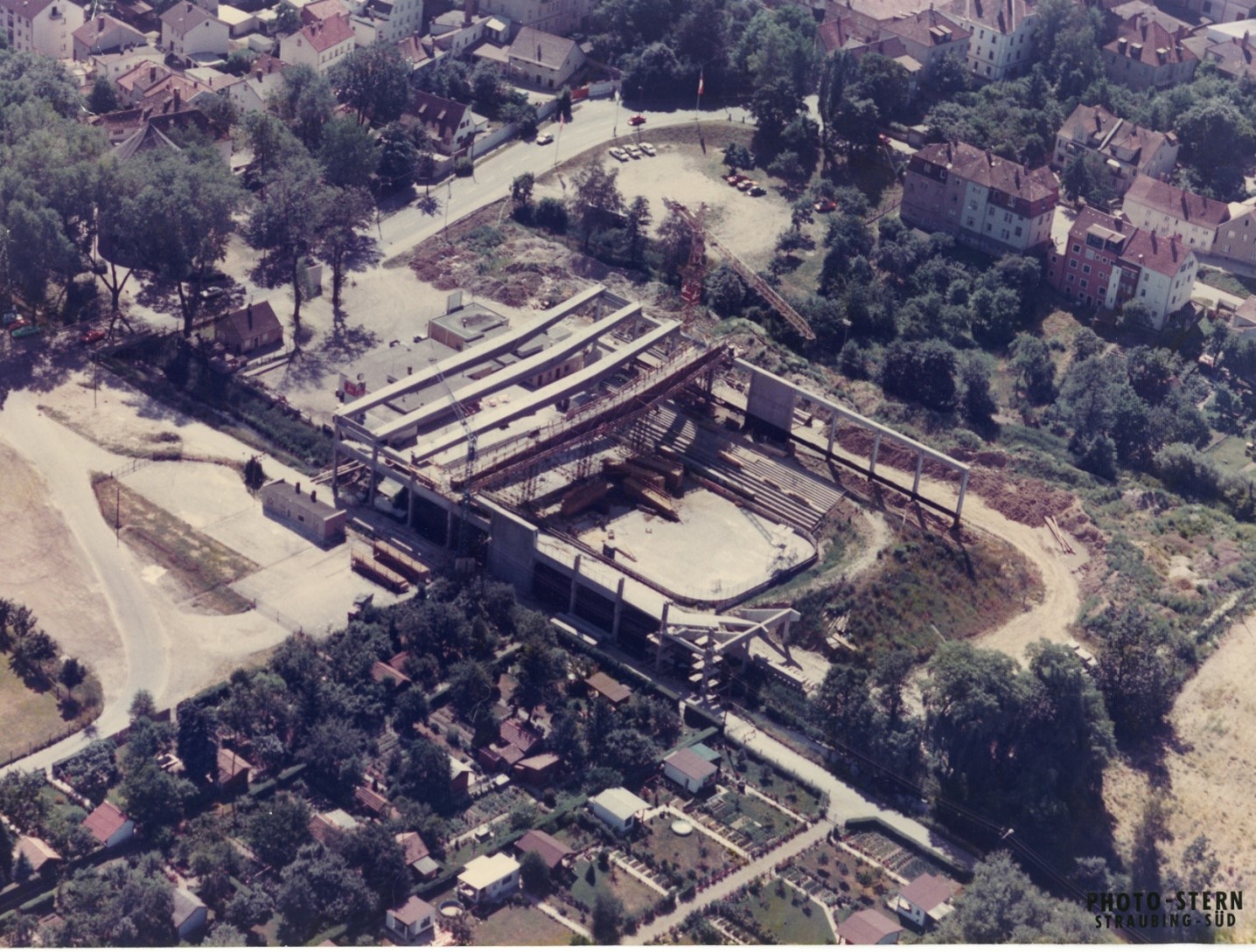 Luftaufnahme von der Baustelle beim Bau des Eisstadions 1976