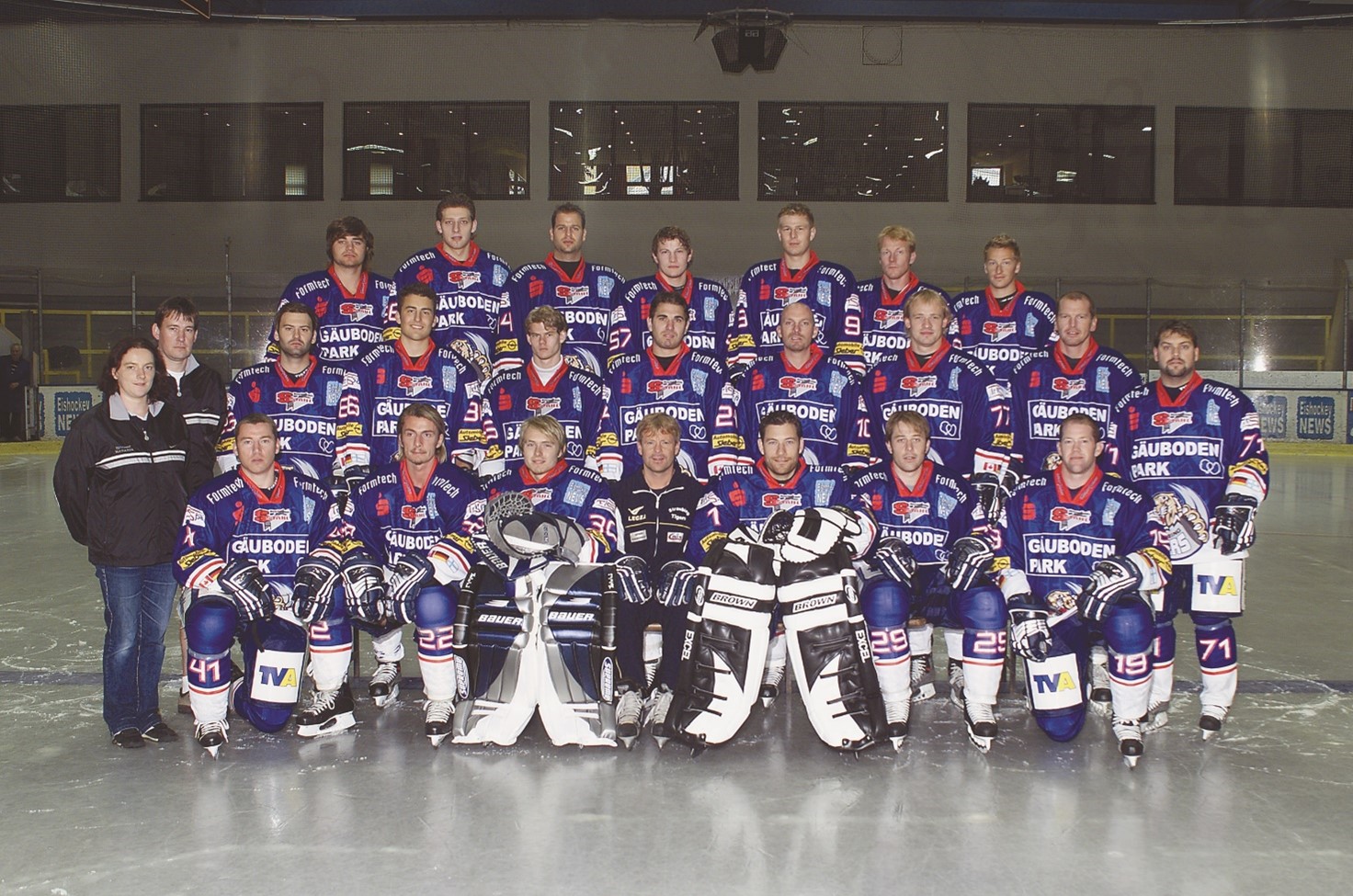 Gruppenfoto mit den Spielern der Straubing Tigers von 2005