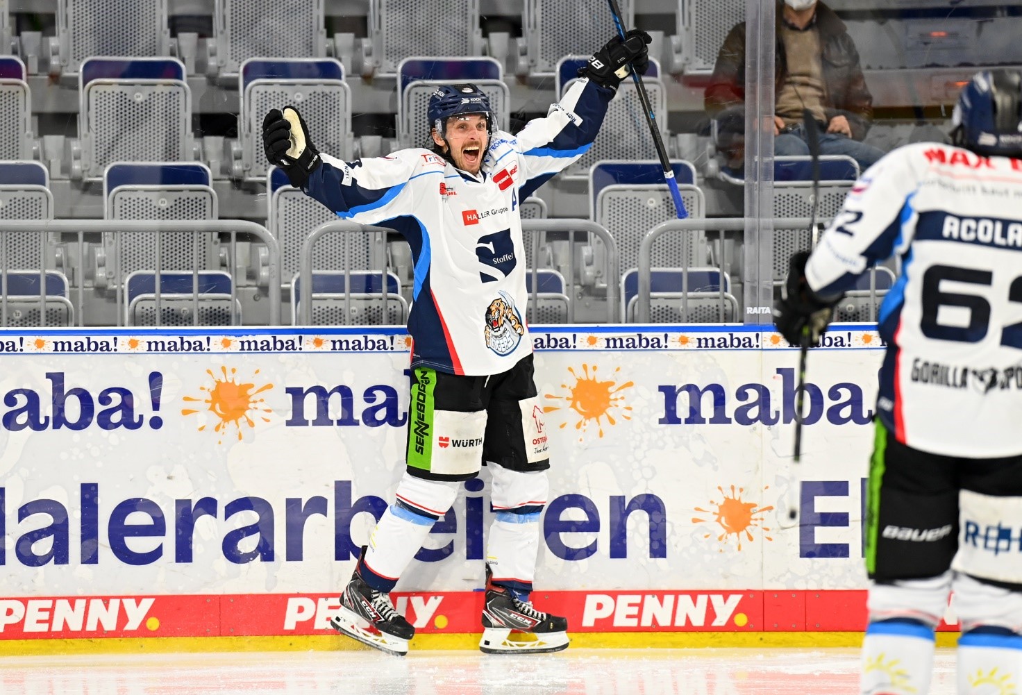 Spieler der Straubing Tigers jubelt auf der Eisfläche