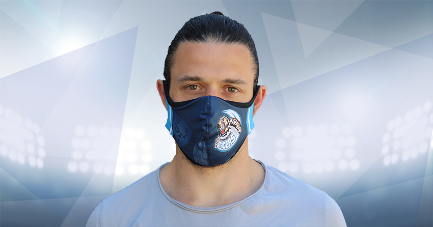 Spieler mit Straubing Tigers-Maske