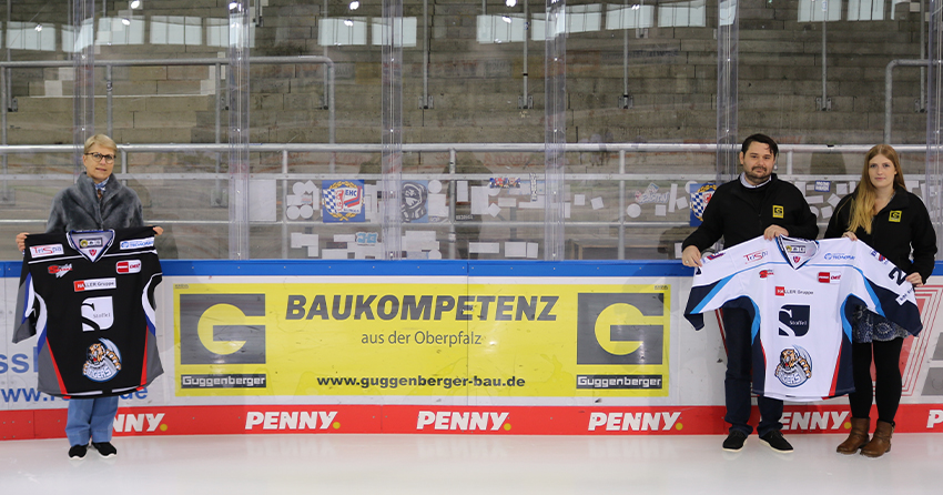 Gruppenfoto mit Gaby Sennebogen und zwei Mitarbeitern der Guggenberger GmbH