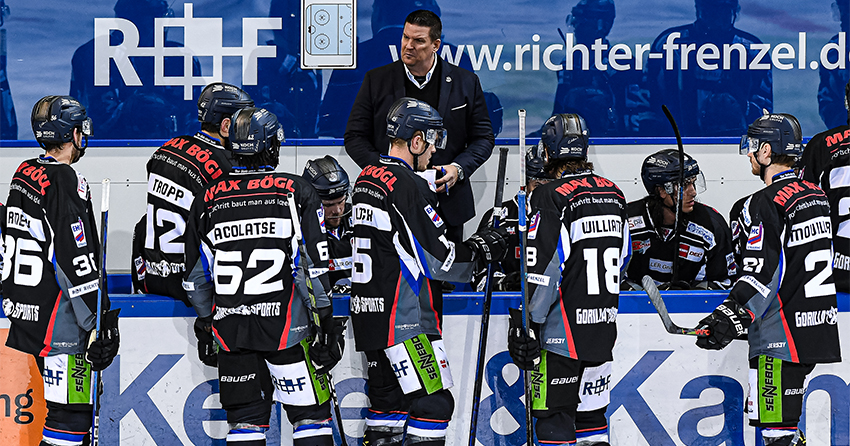 Spieler der Straubing Tigers mit ihrem Trainer