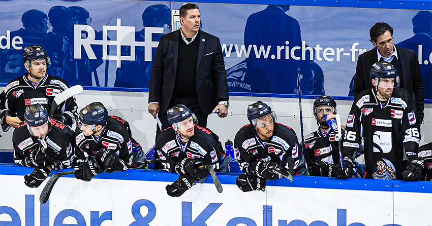 Trainer Tom Pokel am Spielfeldrand